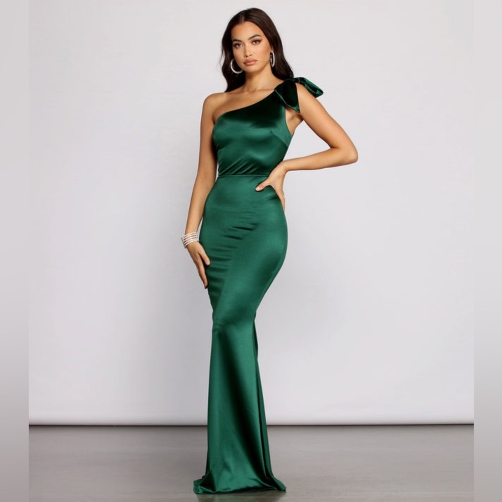 Windsor Delana Formal One-Shoulder Satin Dress size large
